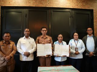 Penandatanganan kerja sama PLN dan Pemprov Papua Selatan untuk perluasan energi baru terbarukan. Foto: PLN Papua 
