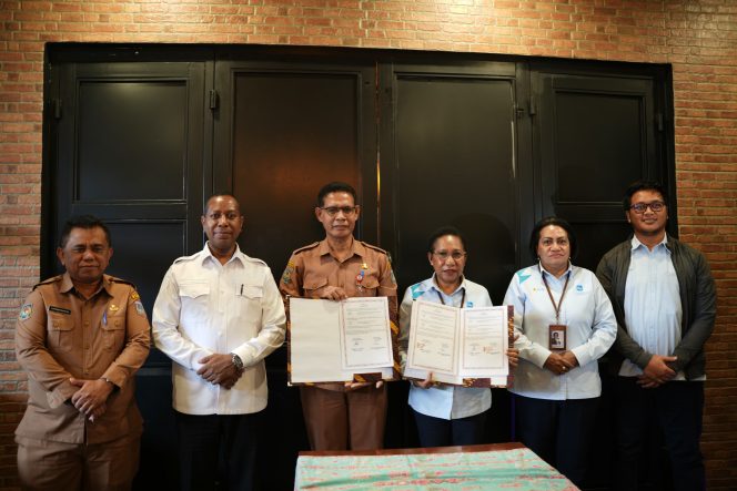 
					Penandatanganan kerja sama PLN dan Pemprov Papua Selatan untuk perluasan energi baru terbarukan. Foto: PLN Papua 