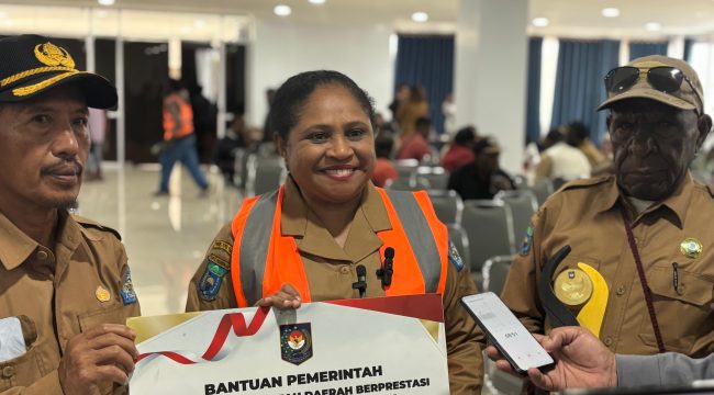 Dinas Lingkungan Hidup (DLH) Kabupaten Jayawijaya mendapatkan penghargaan nasional, kategori kebersihan lingkungan dan pengelolaan persampahan dari Kementerian Dalam Negeri (Kemendagri). Foto: Agris Wistrijaya/KabarPapua.co