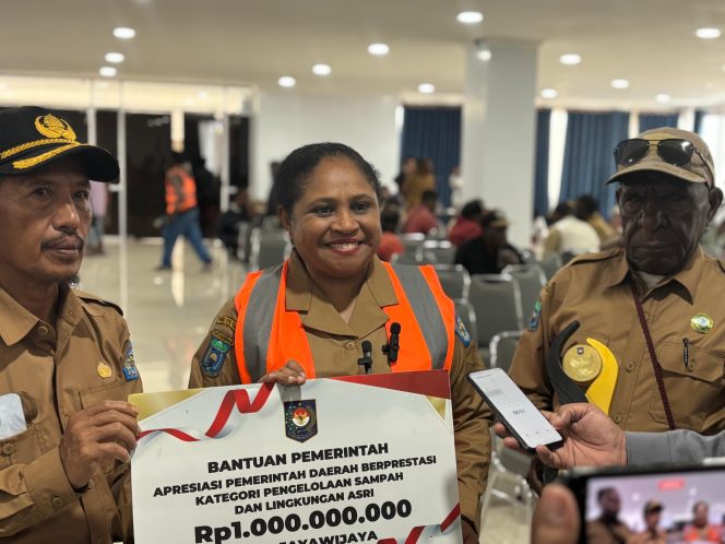 
					Dinas Lingkungan Hidup (DLH) Kabupaten Jayawijaya mendapatkan penghargaan nasional, kategori kebersihan lingkungan dan pengelolaan persampahan dari Kementerian Dalam Negeri (Kemendagri). Foto: Agris Wistrijaya/KabarPapua.co