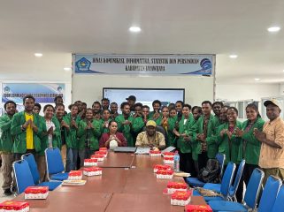 Kuliah lapangan dari Dinas Kominfo Jayawijaya kepada mahasiswa semester III Universitas Amal Ilmiah Yapis (Uniyap) Wamena. Foto: Diskominfo Jayawijaya 