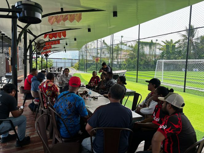 
					Sinergi kamtibmas Ditintelkam Polda Papua bersama suporter Persipura Jayapura.  