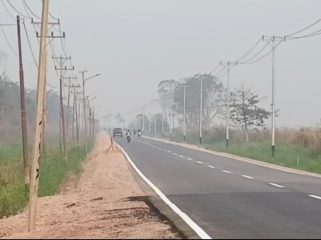 Kabut asap pekat di Jalan SP9 Salor Merauke yang mengganggu aktivitas warga dan pengguna jalan raya. Foto: Polres Merauke