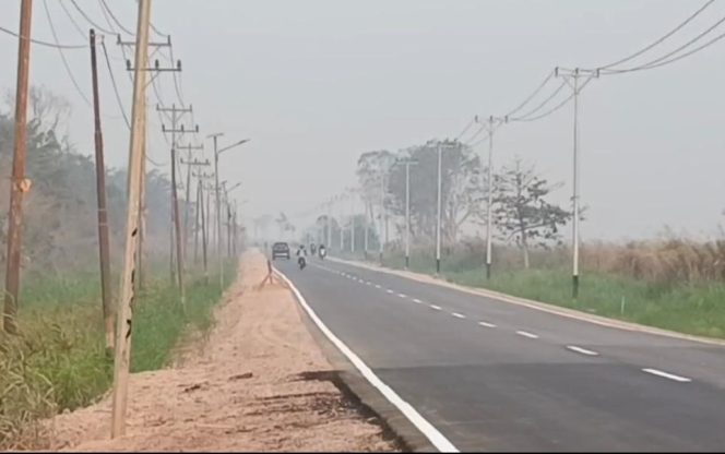 
					Kabut asap pekat di Jalan SP9 Salor Merauke yang mengganggu aktivitas warga dan pengguna jalan raya. Foto: Polres Merauke