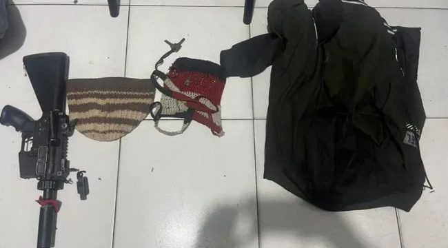 Airsoftgun replika M16 yang ditemukan dalam kecelakaan di Jalan ABepura-Sentani. Foto: Humas Polres Jayapura 
