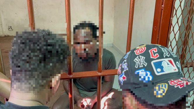 
					Penangkapan KK, pria 33 tahun yang masuk dalam Daftar Pencarian Orang (DPO) terkait dugaan tindak pidana penganiayaan berat dan percobaan pemerkosaan. Foto: Satgas Damai Cartensz