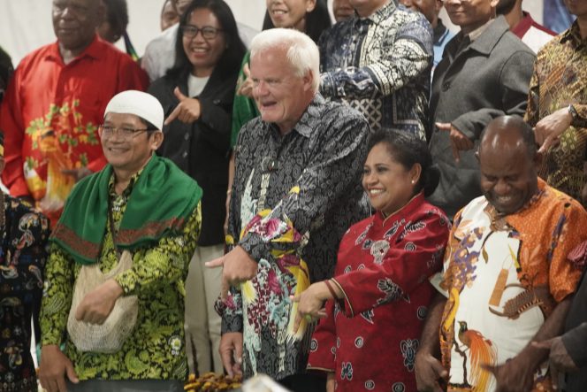 
					Pemerintah Kabupaten (Pemkab) Jayawijaya menggelar jamuan persahabatan bersama DR. Peter Youngren di Aula Sasana Wio, Kantor Bupati Jayawijaya, Rabu malam 21 Oktober 2026. Foto: Agris Wistrijaya/KabarPapua.co