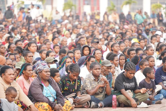 
					Masyarakat Jayawijaya yang hadir pada Festival  Persahabatan. Foto: Agris Wistrijaya/Kabarpapua.co