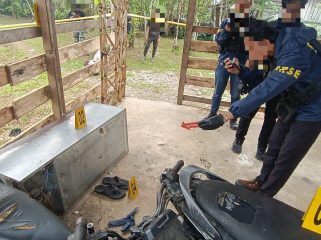 Olah TKP penikaman tenaga medis di Dekai Yahukimo. Foto: Satgas Damai Catenz 