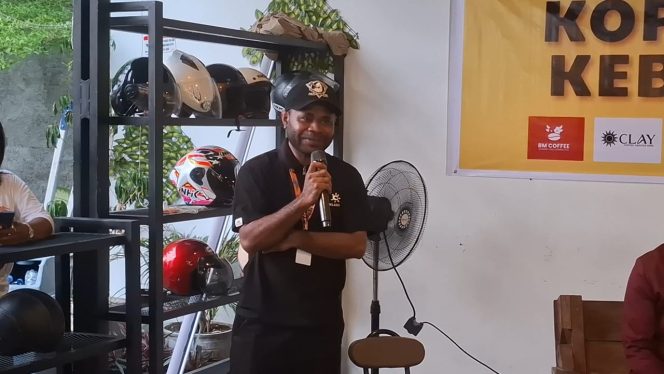 
					Ferdinan Mayer, Barista Papua dalam acara Bincang Sagu yang dihelat di BM Coffee, Kotaraja,Kota Jayapura, Minggu 25 Oktober 2026 yang mengangkat tema: Kopi, Pemuda dan Kebhinekaan. Foto: Arie
