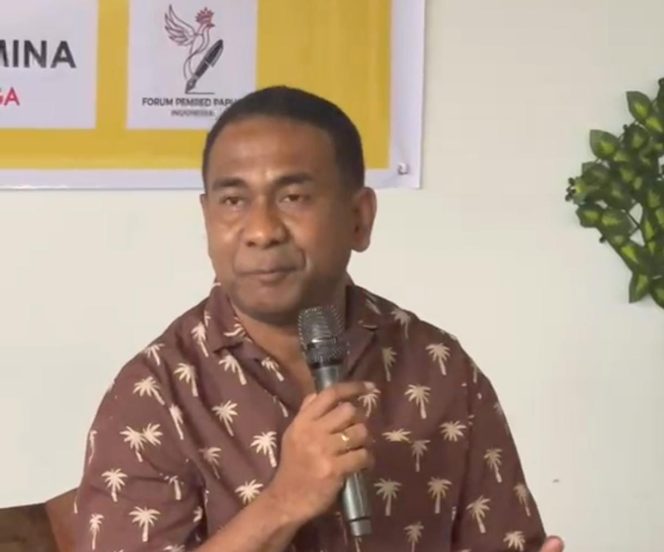 
					Kapolresta Jayapura Kota, Kombes Pol Fredrickus Macklarimboen saat Diskusi Sagu yang mengangkat tema Kopi, Pemuda dan Kebhinekaan yang digelar di BM Coffee Kotaraja, Kota Jayapura. Foto: Katharina/KabarPapua.co  