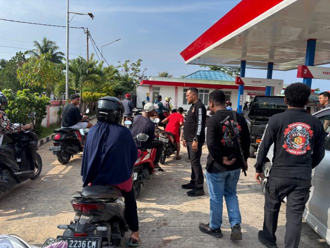 
					Kasat Reskrim Polres Biak Numfor, IPTU Daniel Zeth Rumpaidus lakukan pemantauan di sejumlah SPBU guna mengantisipasi penyalahgunaan BBM subsidi. Foto: Polres Biak Numfot