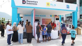 Pengunjung antusias mengunjungi Smart Living Room PLN untuk mengenal lebih dekat pemanfaatan peralatan rumah tangga berbasis listrik dalam mendukung gaya hidup modern yang praktis dan ramah lingkungan. Foto: PLN Papua 