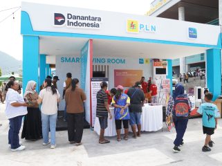 Pengunjung antusias mengunjungi Smart Living Room PLN untuk mengenal lebih dekat pemanfaatan peralatan rumah tangga berbasis listrik dalam mendukung gaya hidup modern yang praktis dan ramah lingkungan. Foto: PLN Papua 