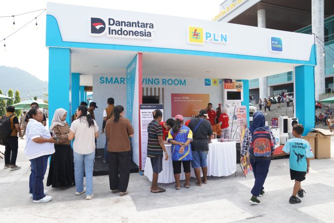 
					Pengunjung antusias mengunjungi Smart Living Room PLN untuk mengenal lebih dekat pemanfaatan peralatan rumah tangga berbasis listrik dalam mendukung gaya hidup modern yang praktis dan ramah lingkungan. Foto: PLN Papua 