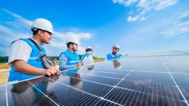 ustrasi personel PLN sedang melakukan inspeksi panel surya Pembangkit Listrik Tenaga Surya (PLTS). Momentum 81 tahun PLN menerangi negeri. Foto: PLN 