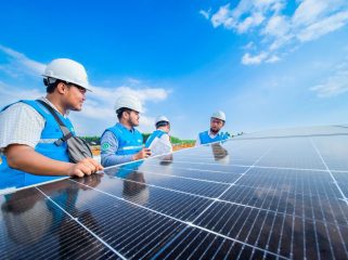 ustrasi personel PLN sedang melakukan inspeksi panel surya Pembangkit Listrik Tenaga Surya (PLTS). Momentum 81 tahun PLN menerangi negeri. Foto: PLN 