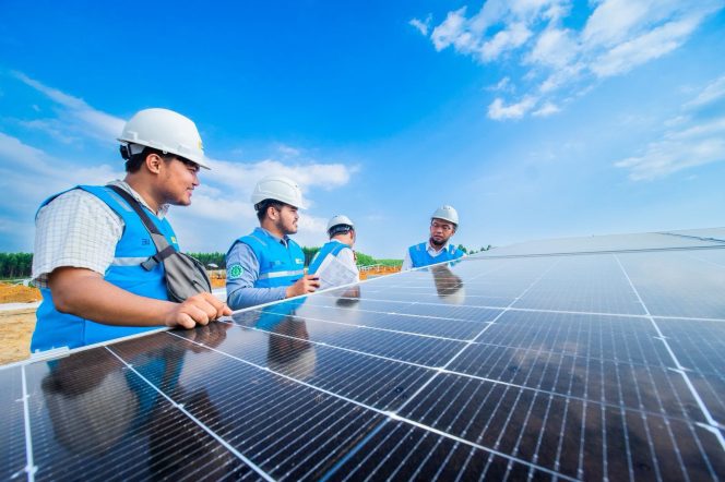 
					ustrasi personel PLN sedang melakukan inspeksi panel surya Pembangkit Listrik Tenaga Surya (PLTS). Momentum 81 tahun PLN menerangi negeri. Foto: PLN 