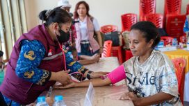 Tenaga kesehatan dari Puskesmas Sorong Timur melakukan pemeriksaan kesehatan pada program Srikandi Peduli Kesehatan Ibu dan Anak di Kota Sorong. Foto: PLN Papua 