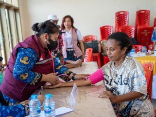 Tenaga kesehatan dari Puskesmas Sorong Timur melakukan pemeriksaan kesehatan pada program Srikandi Peduli Kesehatan Ibu dan Anak di Kota Sorong. Foto: PLN Papua 