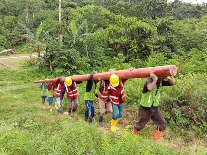 
					Petugas PLN bergotong royong mengangkut material tiang listrik melewati medan yang menantang demi mendukung pembangunan infrastruktur kelistrikan dan menghadirkan terang hingga ke pelosok Tanah Papua. Foto: PLN Papua 