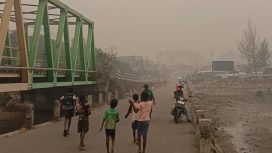 Kepungan asap di Kaimana. Foto: Yosias Wambrauw/KabarPapua.co