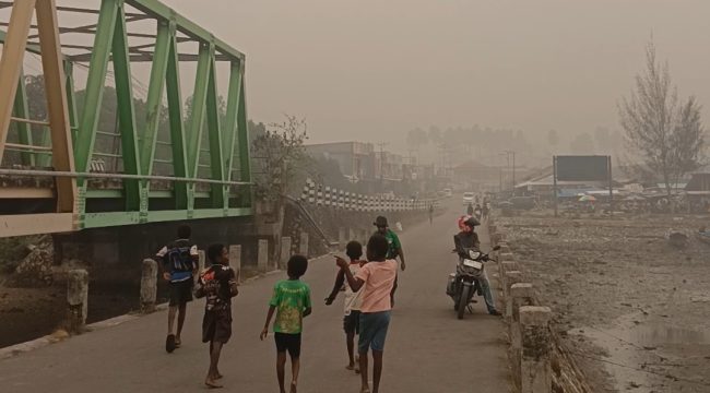 Kepungan asap di Kaimana. Foto: Yosias Wambrauw/KabarPapua.co