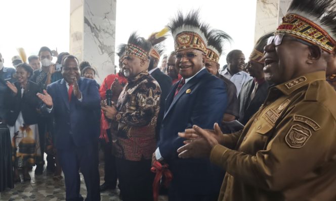 
					Bupati Puncak Elvis Tabuni, bersama Wakil Gubernur Papua Tengah Deinas Geley  disela-sela Konferensi Sinode ke-IV Gereja Kemah Injil Indonesia (GKII) Wilayah II Papua Tengah di  Timika, Selasa 13 Oktober 2026. Foto: Diskominfo Puncak