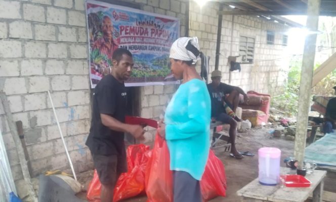 
					Masyarakat adat Elseng terima bantuan sembako. Foto: ist 
