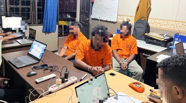 Satgas Kepolisian Operasi Damai Cartenz-2026 menangkap 3 orang terduga kepemilikan dan peredaran amunisi ilegal di Kabupaten Mimika, Provinsi Papua Tengah. Foto: Satgas Damai Cartenz